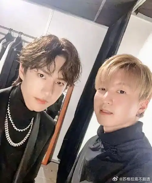 平等的羡慕每一个和王一博有合照的人 啊啊啊啊博子多更自拍呀!