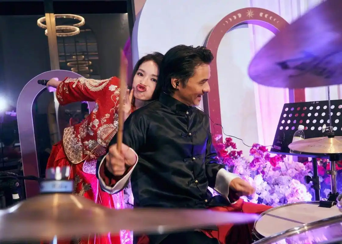 还公开表白"love u",照片中,舒淇和冯德伦都笑的很灿烂,冯德伦更是