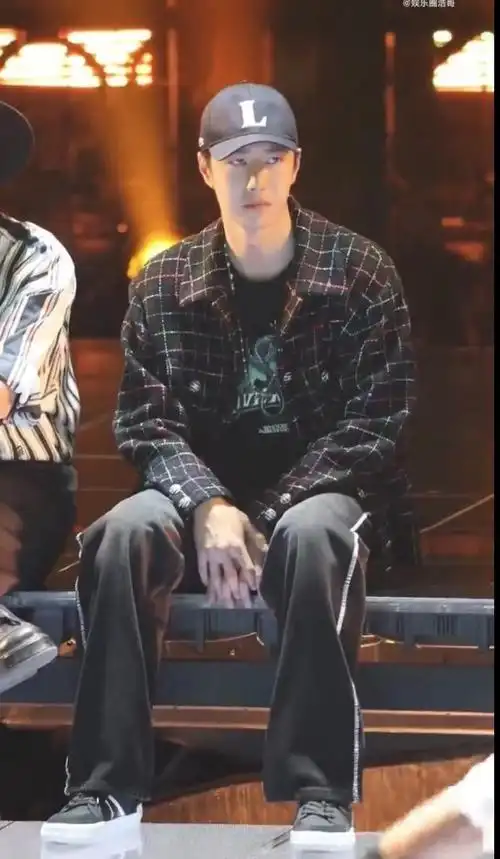 王一博换新棒球帽##王一博将帽子进行到底##王一博看到热烈街蔚的