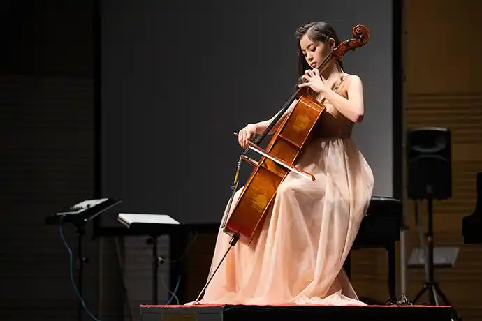 拉大提琴的欧阳娜娜