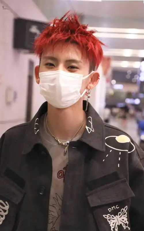 小贾老板穿着新品从长沙飞往上海 红发小鬼昨晚上海出发飞回北京