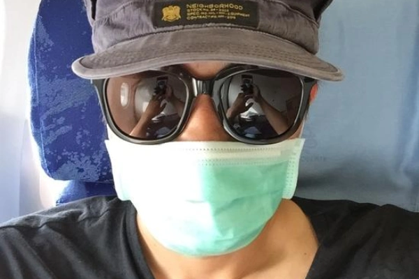 "照片中他戴大口罩,大墨镜,大帽子,几乎滴水不漏得把自己的脸和头部