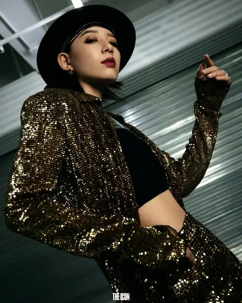 李斯丹妮超话theicon超话#theicon x 李斯丹妮#@李斯丹妮衬衫&裤子