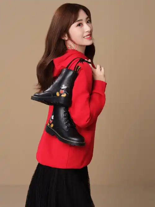 热风宣布了全新品牌形象代言人风格百变人气超高的韵韵子@张含韵小姐