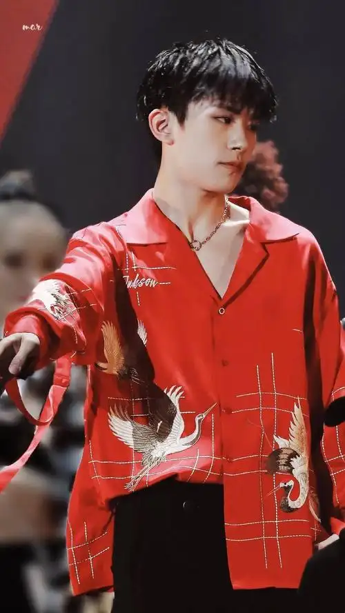 易烊千玺立麦杀合集舞台小王子魅力满分