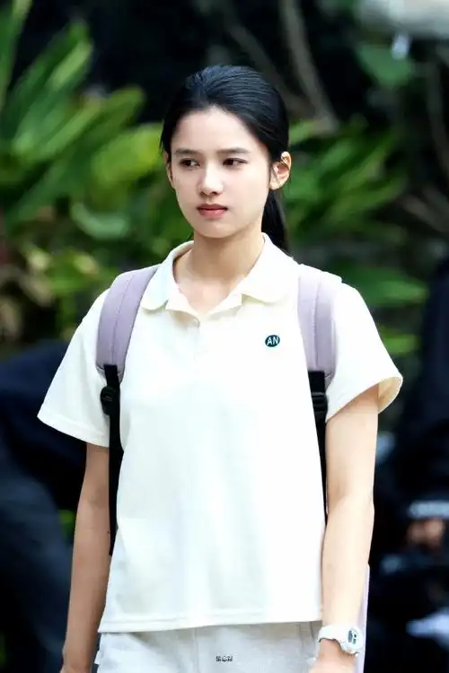 《焕羽》校服剧照的人说话了,校园剧就该让这样青春洋溢的美少女美