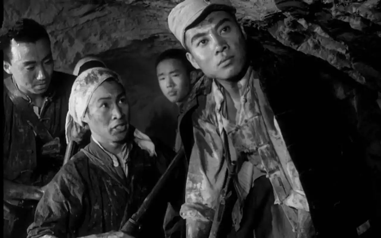 红色老电影《地道战》速看,军民同心挖地道,消灭侵略的日本鬼子_哔哩