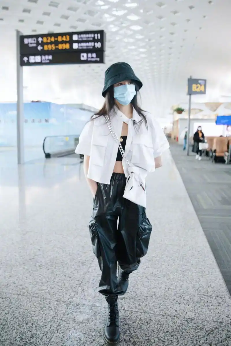 郑爽今日分机场街拍,黑白配工装风露脐装变酷girl,五四青年节还勤快的