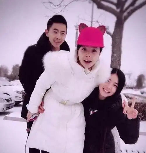 33岁王二妮全家近照 父母接地气 妹妹比姐姐美 丈夫帅气