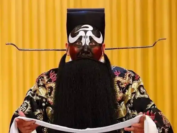 到了晚上就黑得找不到包公?其实人家是个清秀的帅哥_手机搜狐网