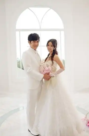 林心如婚纱照 新娘造型甜美减龄