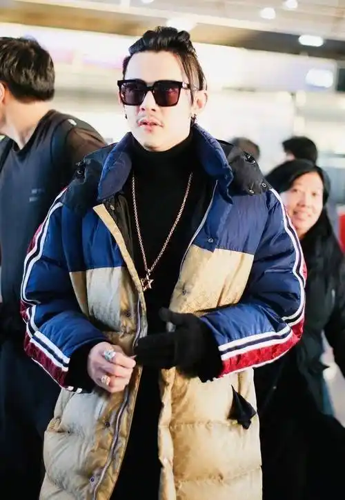 汪东城留胡子更显男人,披上羽绒大衣酷劲十足,头扎小辫子更抢镜_版型