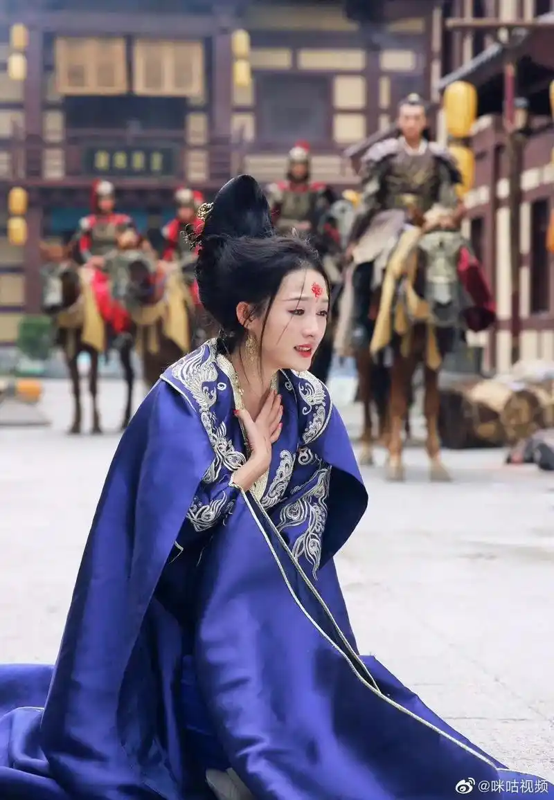 一开始元淳踩着楚乔下马车就不是善良的#李沁  - 抖音