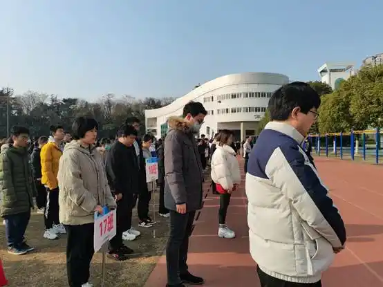 合肥六中举行国家公祭日主题升旗仪式