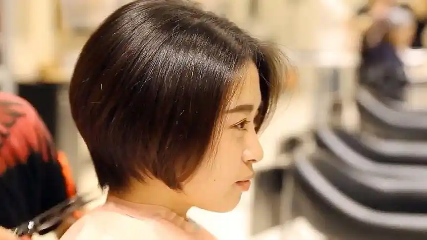 很减龄的"半盖耳"短发,留中分就是不一样,时尚有气质