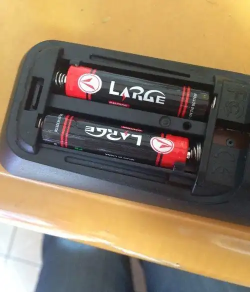 03在安装的电池仓里同样也有提示02电池都有一个正负极这就是正确安装