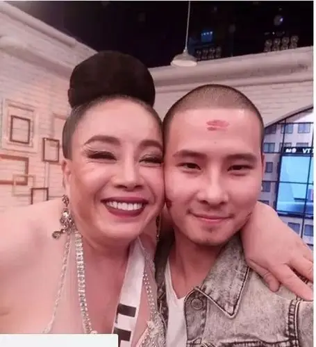 60岁富婆连续换丈夫多为小鲜肉 如今晒照疑和第14任丈夫分手