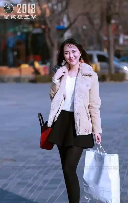 三里屯街拍:时髦美女春季穿搭 个个女人味十足_时尚_舞儿网