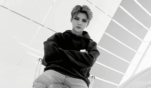 鹿晗酷帅男星歌手gif动图_动态图_表情包下载_soogif