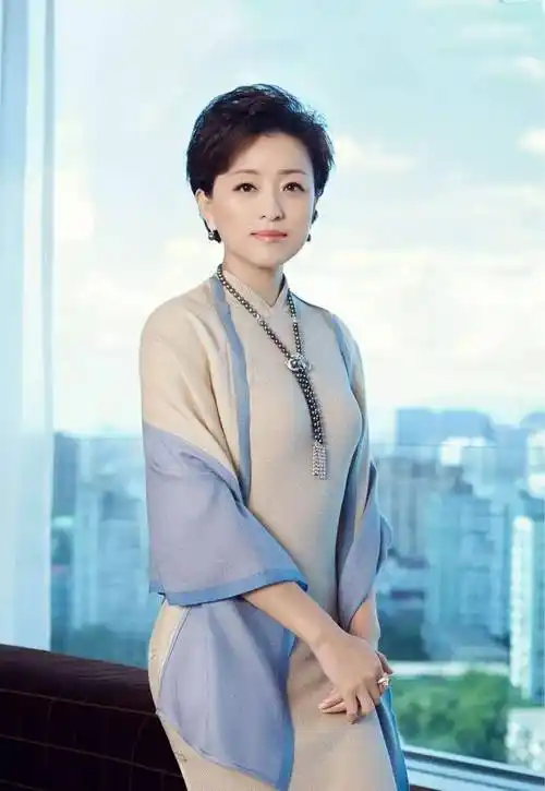 杨澜|55岁杨澜全家定居美国!身材消瘦体态年轻,笑容温柔得体显优雅