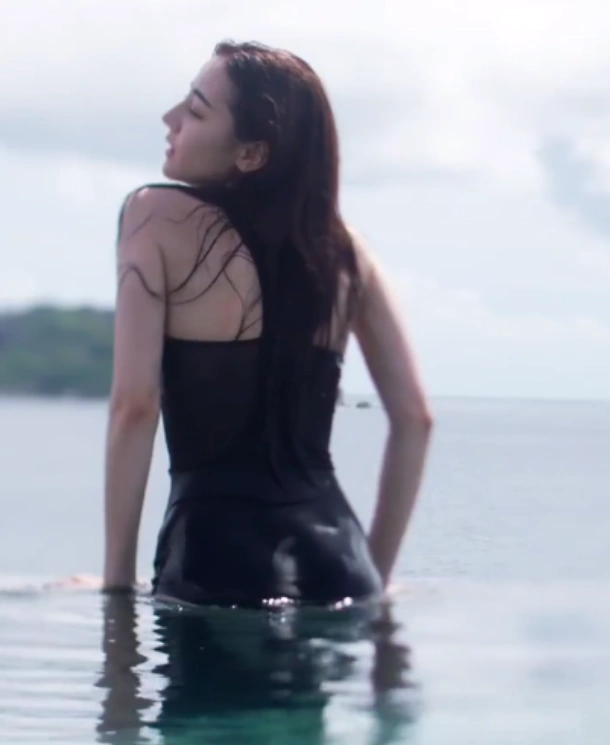迪丽热巴在湖里游泳,当她从水中站起那一刻,眼神无处安放了!
