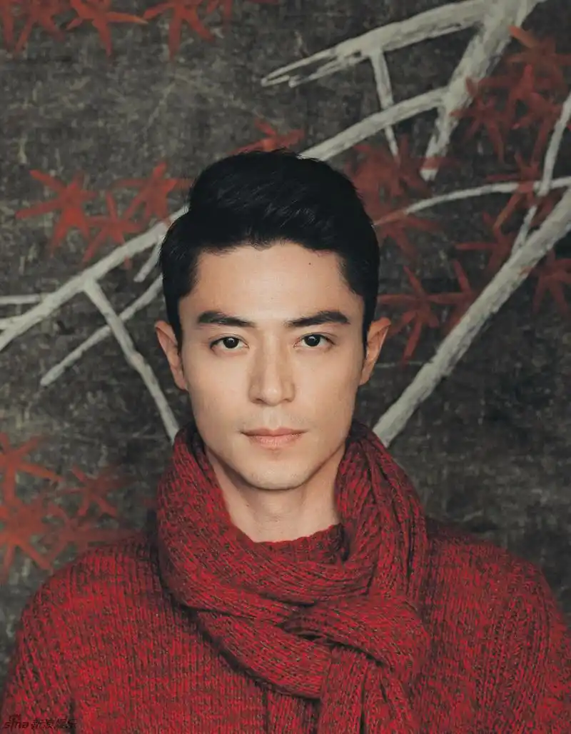 睫毛精再现!霍建华身着红色毛衣气质沉静