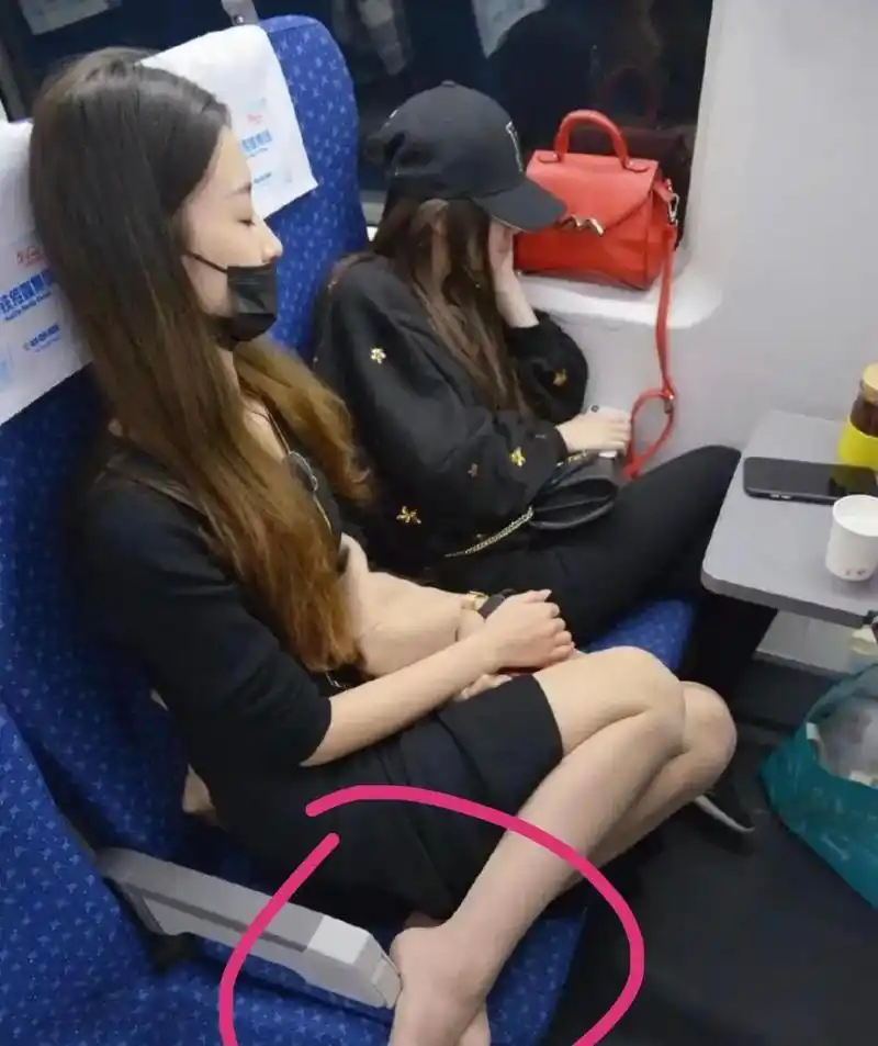 网友:美女你的臭脚丫能不能放下来,侵占我的座位了,太不讲究了!