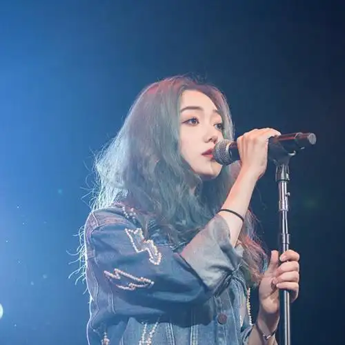 看看北京女孩烟嗓甜妹希林娜依·高吧!