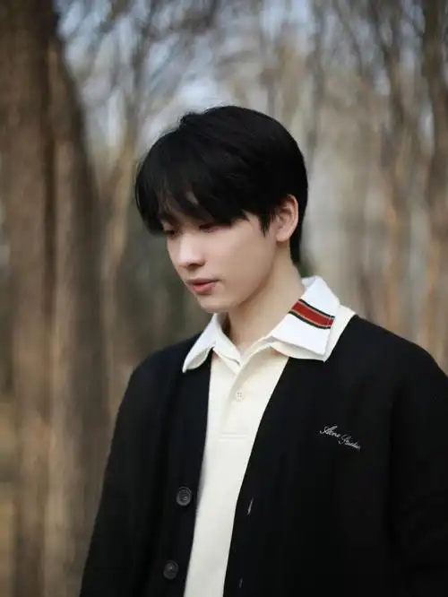 连淮伟分享库存照依然是那个帅气的大男孩