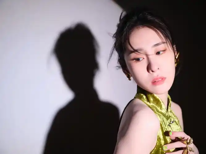 张碧晨超话润珠相衬,鎏金聚光95boss@张碧晨采撷一抹新绿,登#浙江