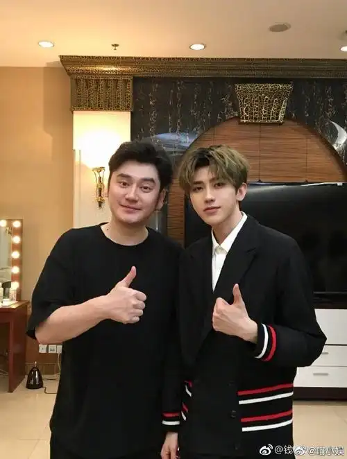 那些年,出现在合照里的蔡徐坤,温文尔雅,青春阳光,帅气又迷人,慕了慕