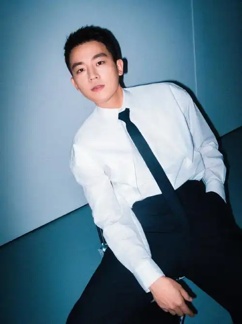 欧豪超话#欧豪1013生日快乐#夏去秋至,如同那抹怡人的风和动人的叶,如