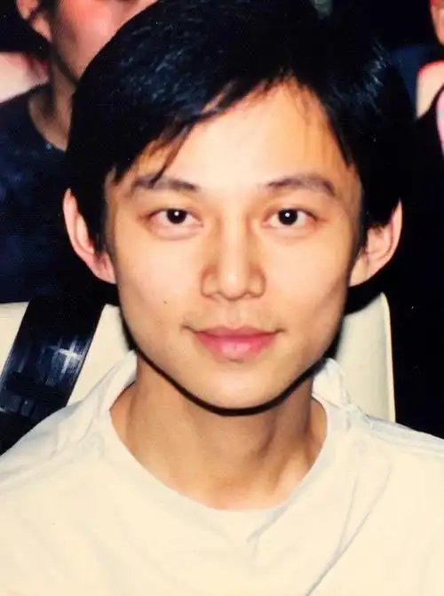 何炅罕见旧照曝光,大拇哥模样似中学生