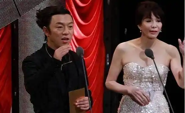 黄渤在早年间参加金马奖的颁奖典礼时,就被主持人调侃:"您怎么穿着