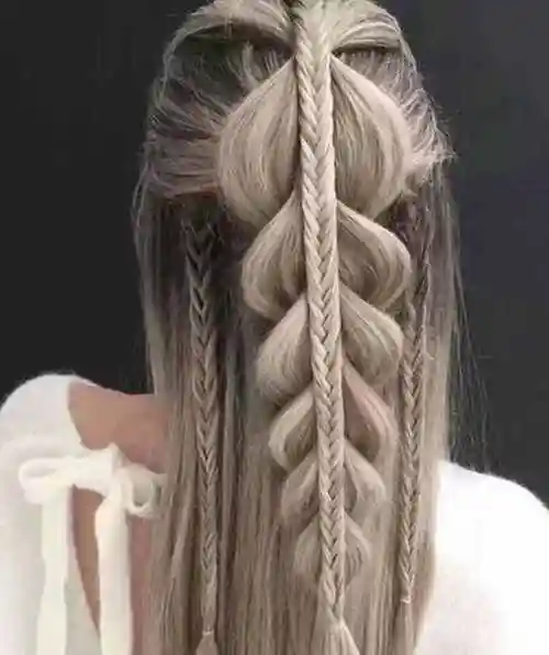 层次感编发公主头这款编发层次感极强,先把后侧头发编双股交叉线条,要