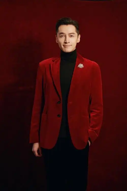 胡歌春晚造型红丝绒西装一哥依旧帅气