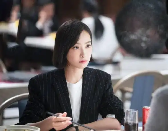 9位女星职业装杨紫赵丽颖反差大戚薇干练十足谁更胜一筹