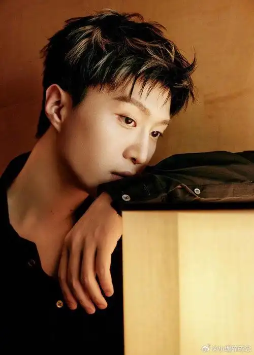 范丞丞 身穿高定牛仔西装 搭金色挑染,痞帅感拉满 一张轻松拿捏氛围感