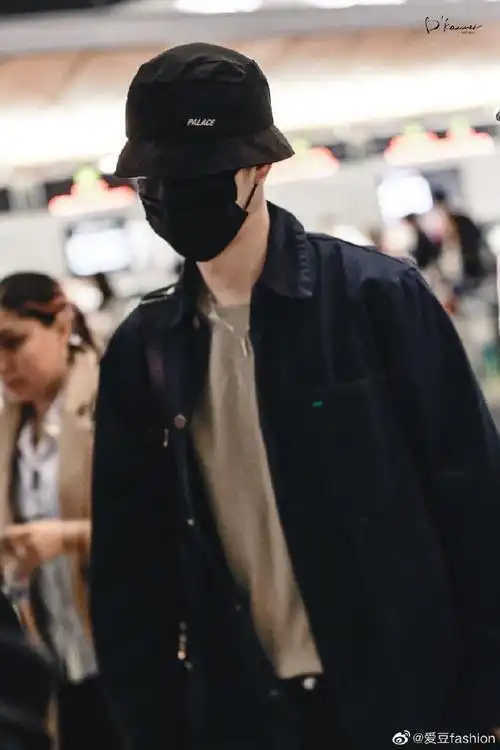王一博回国饭拍路透渔夫帽 黑色外套,好帅啊!