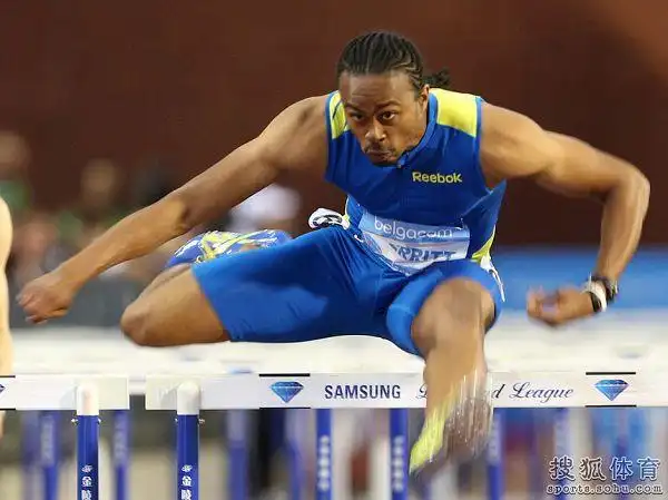 图文梅里特破110米栏世界纪录跨栏瞬间
