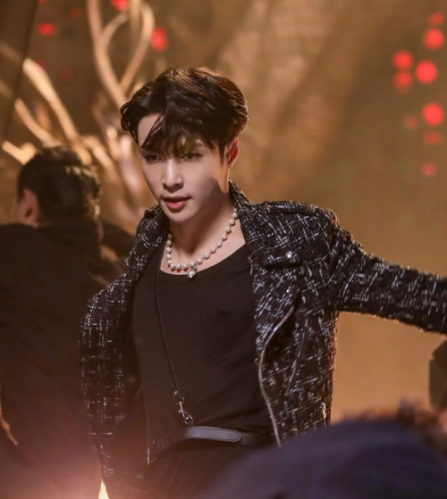 张艺兴一个男的戴珍珠项链,光看脖子效果,谁看得出是个男生?