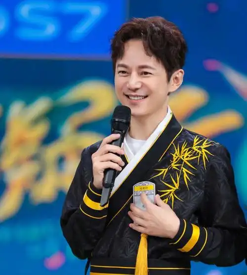 "老好人"何炅简介个人资料(曾是内娱最强人脉,如今却饱尝人情冷暖)