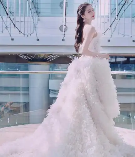 关晓彤的婚纱造型曝光后,谁注意到她的新娘妆容?真是太美了