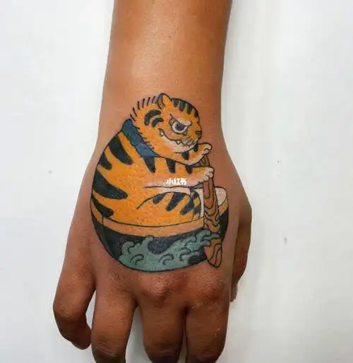 熊传统纹身手背