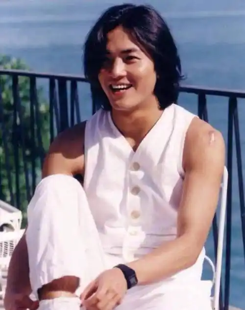 冯美基便想到了那个帅帅的郑伊健,让他重新进入tvb培训班学习.