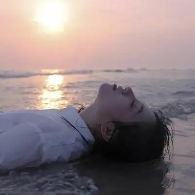 女最新头像女海边 清新有意境的微信头像图片女看海_女生头像_美头网