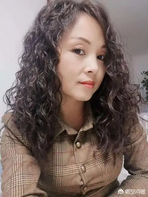 为什么不拿五十岁人的发型做模特,我要告诉你的是,我要把你往年轻打扮