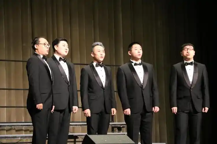 一首男声合唱《满江红》重磅开场,并拉开了由教育部,文化部,财政部