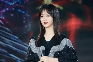 2016年,谭松韵因出演《最好的我们》而爆火,后来又主演了《以家人之名