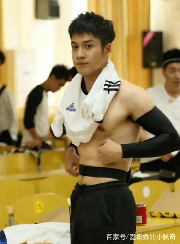 一张小鲜肉的脸,去拥有型男身材,这样的韩东君值得被喜爱